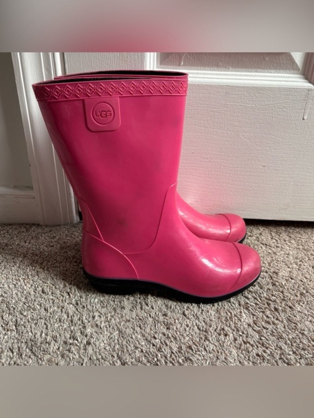 **UGG Kids’ Raana Rain Boots Bright Pink Glossy Size 1**

Bright pink UGG Kids’